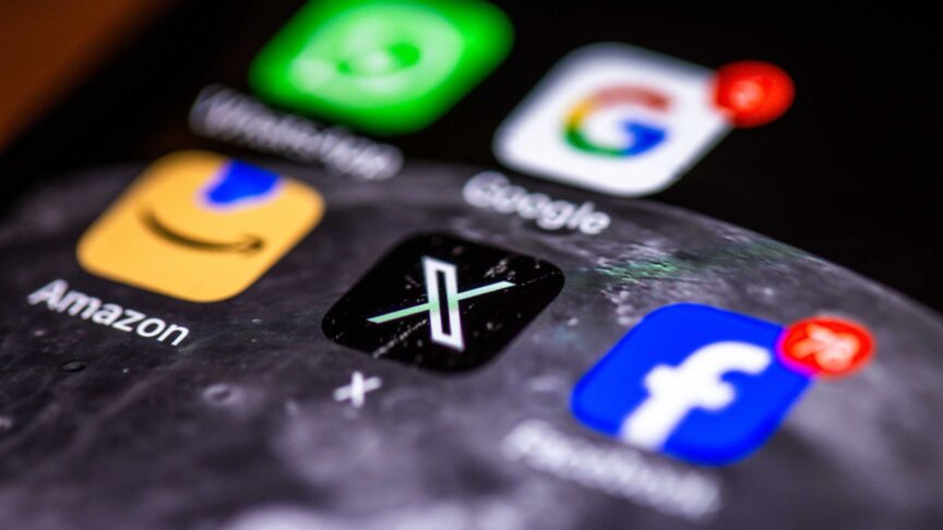Ein Foto zeigt das Display eines Smartphones mit verschiedenen App-Icons, darunter WhatsApp, Google, Amazon, X und Facebook.