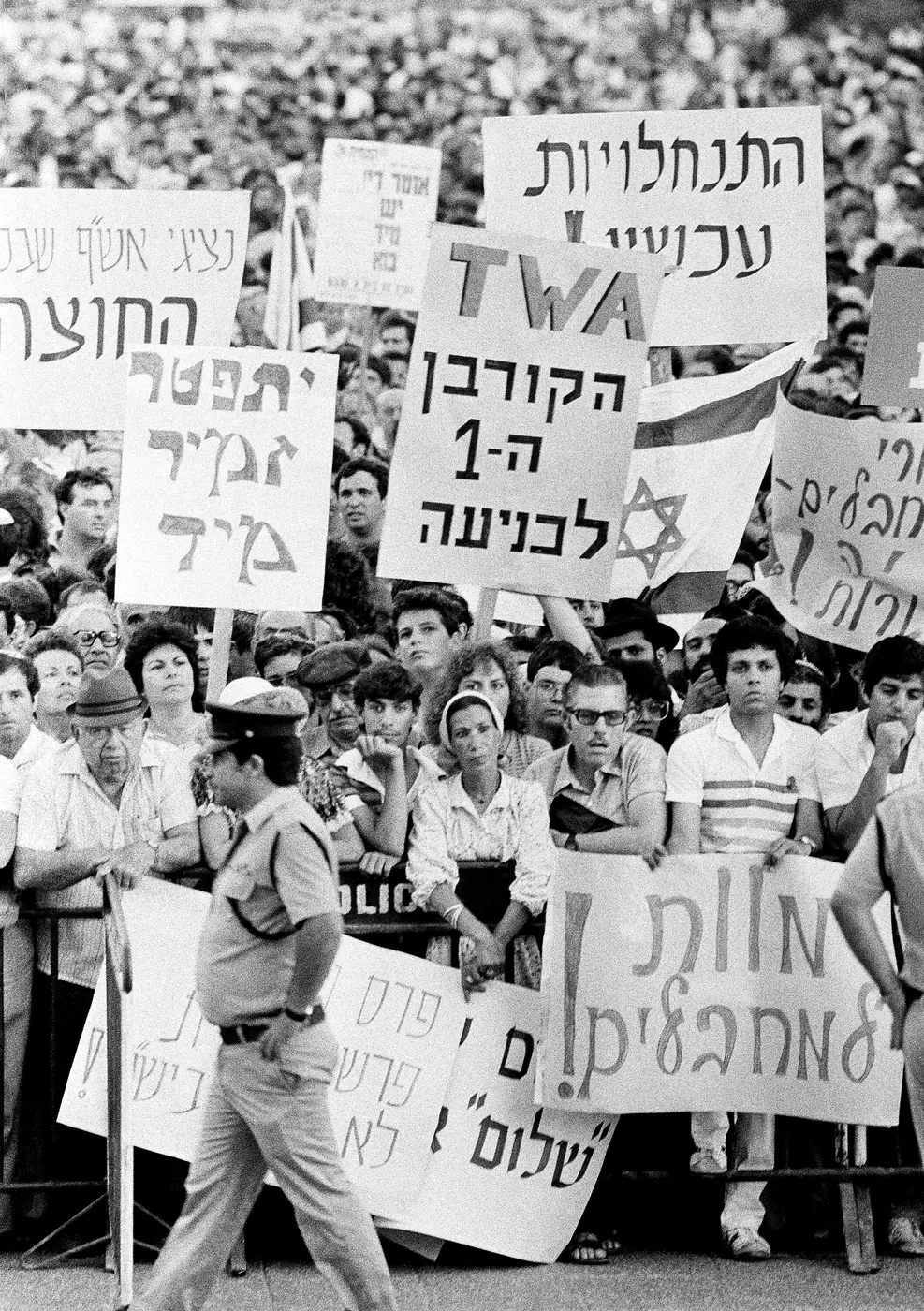 The Gush Emunim movement called a mass rally of about 30,000 people on June 16th 1985 in Tel Aviv to protest against freeing Israel’s Lebanese prisoners. [picture alliance / ASSOCIATED PRESS | Anat Givon]