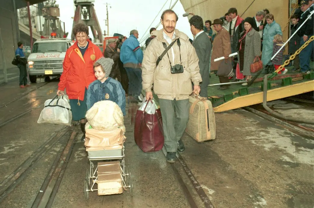 Several hundred new immigrants from the Soviet Union arriving in Haifa, 1990