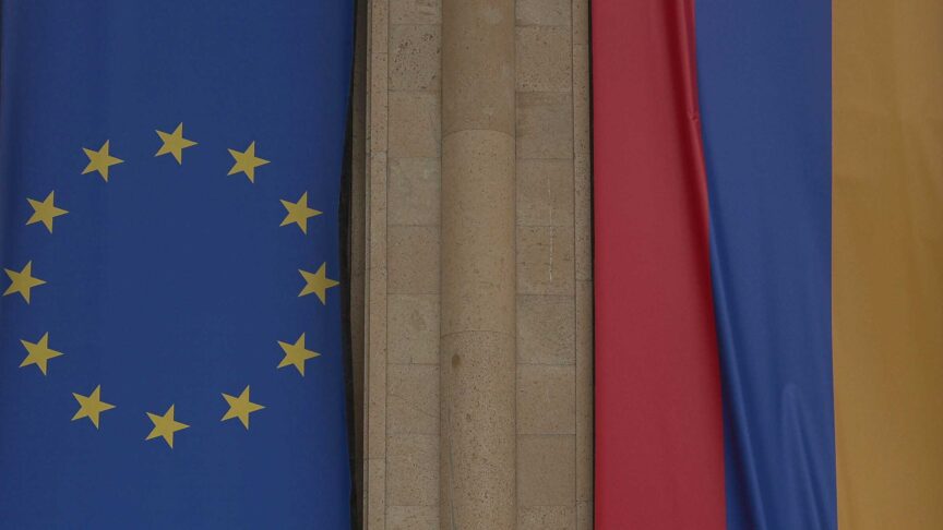 Ein Foto zeigt zwei große Flaggen, eine EU-Flagge und eine Armenien-Flagge.