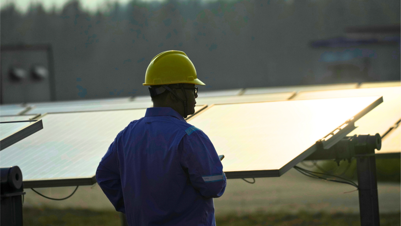 太陽能板與光電發電設備之間的照片拍攝時間